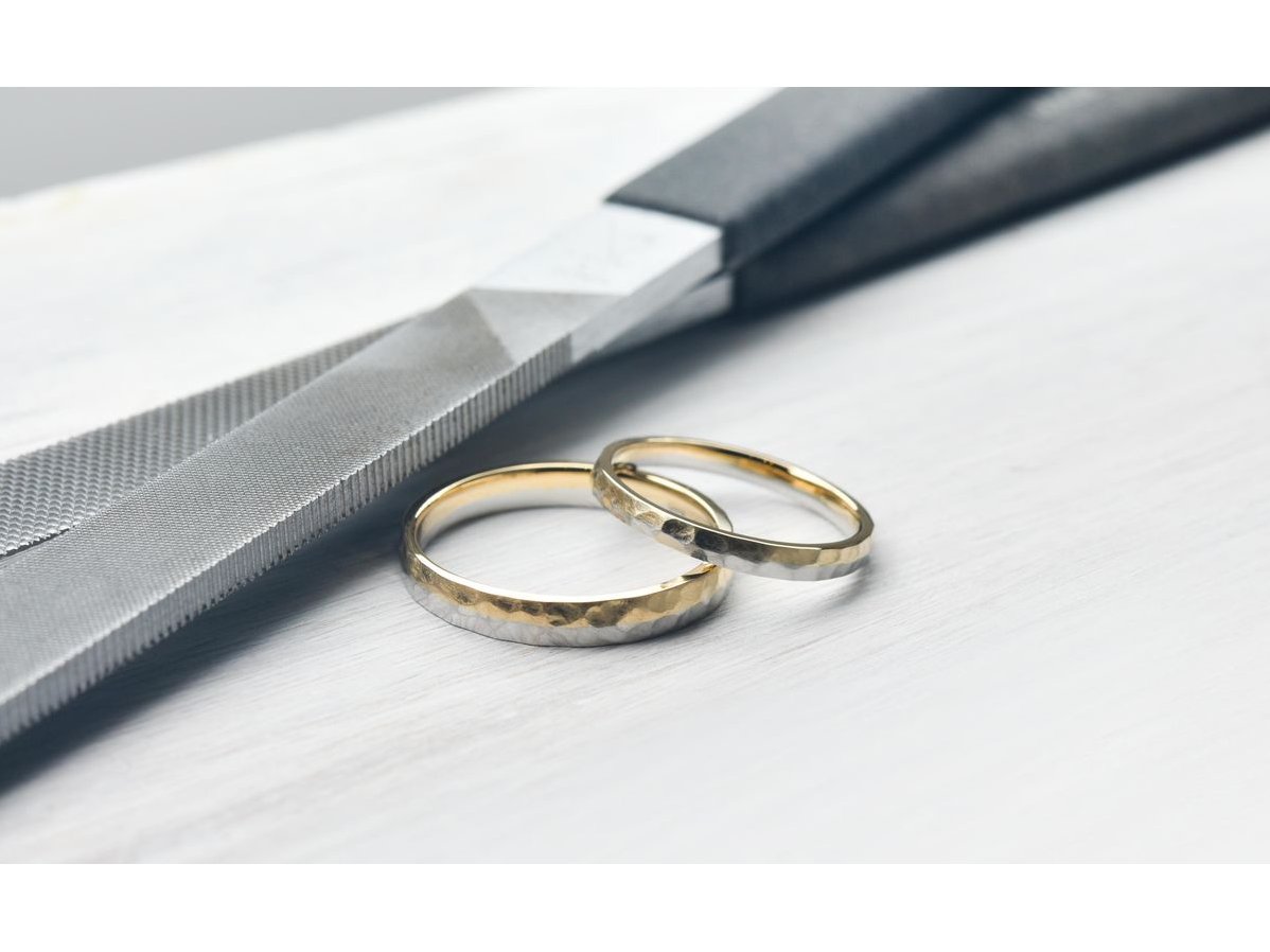 上下コンビネーションにハンマー加工を施した手作り結婚指輪2019.06.22 2
