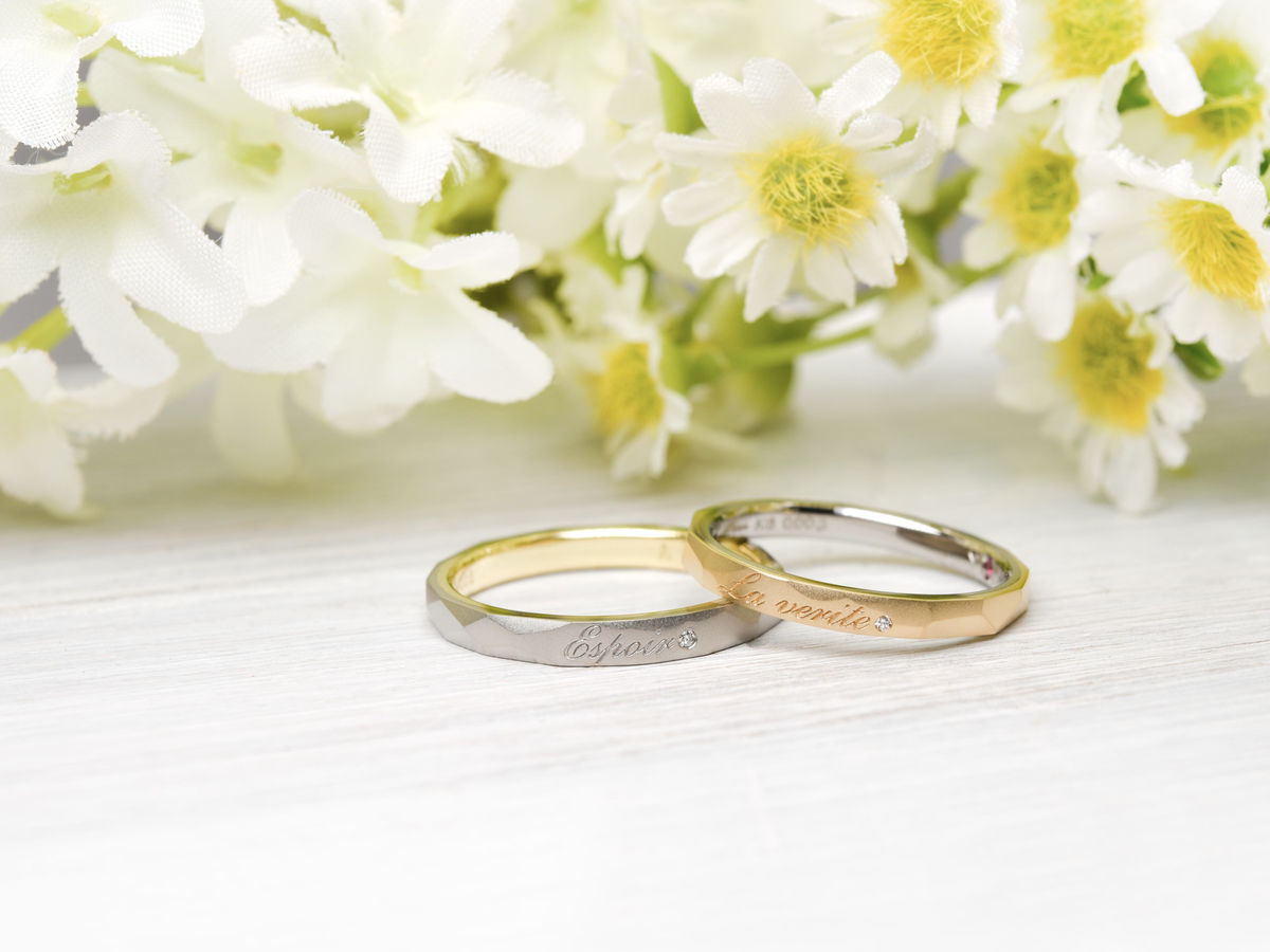 ランダムなファセットにフランス語を刻んだ結婚指輪 2