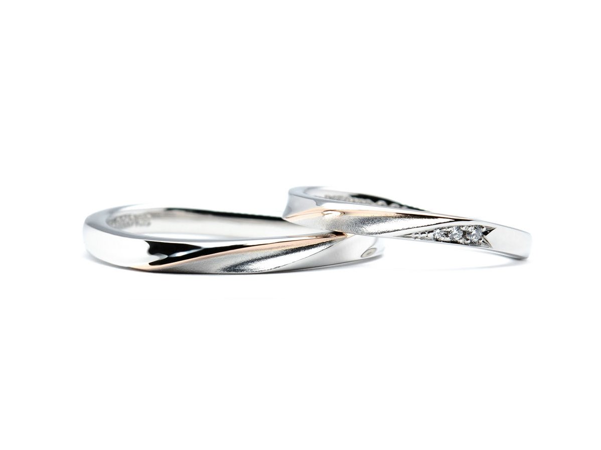 ウェーブひねりにコンビネーション加工がされた手作り結婚指輪の写真Takaaki & Shoko 2023.08.17 3