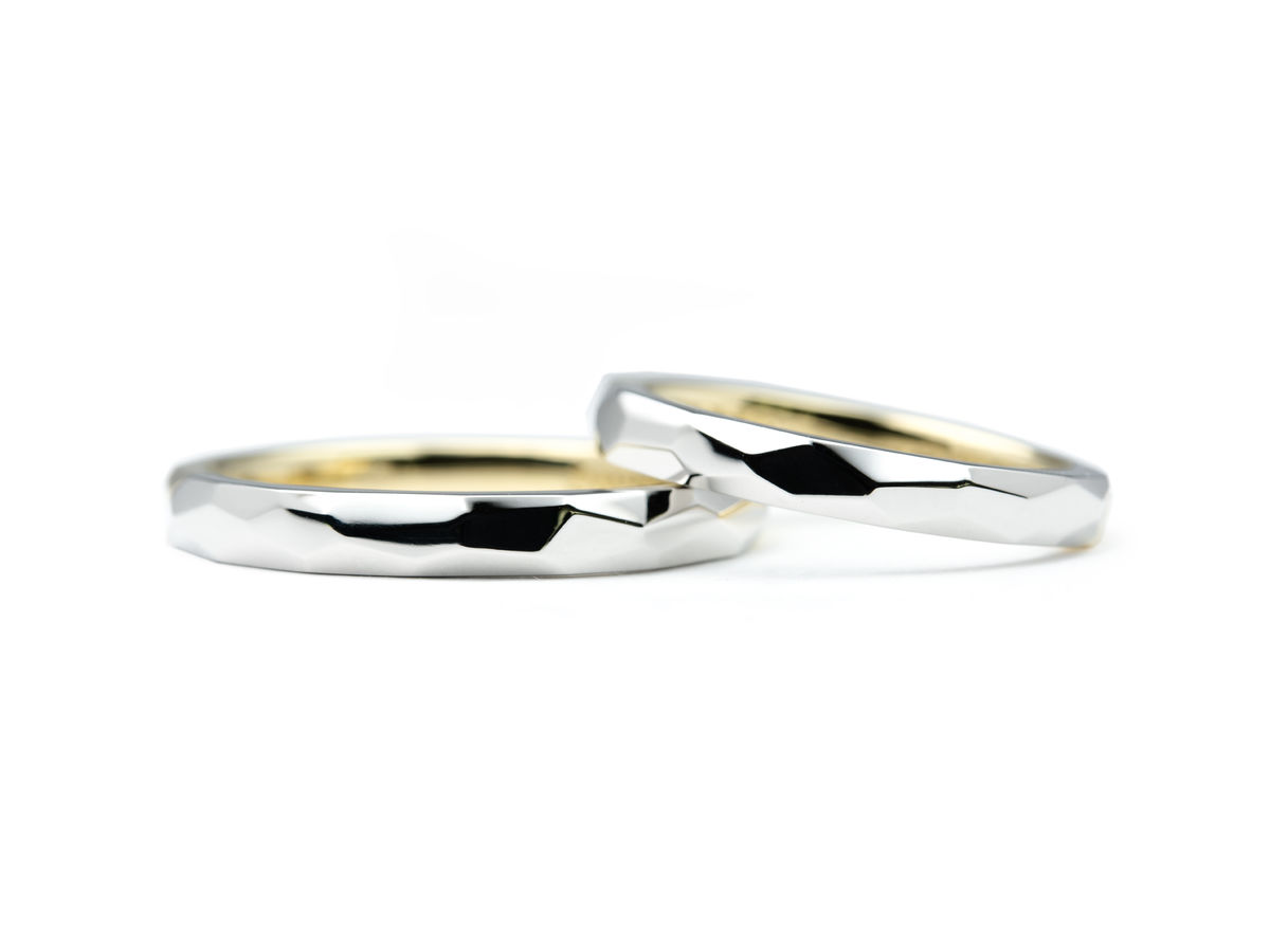 ライムゴールドとプラチナ両方を使ったファセットの結婚指輪 2