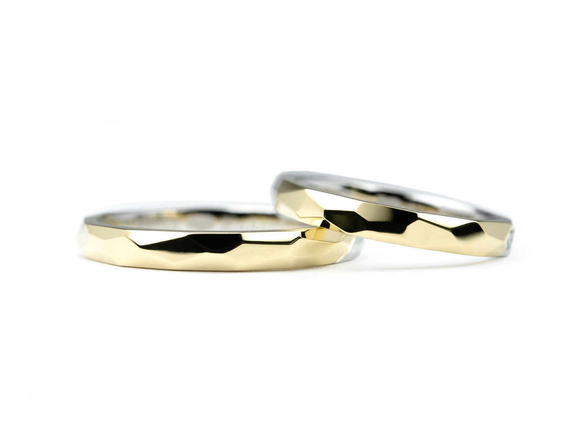 ライムゴールドとプラチナ両方を使ったファセットの結婚指輪 3