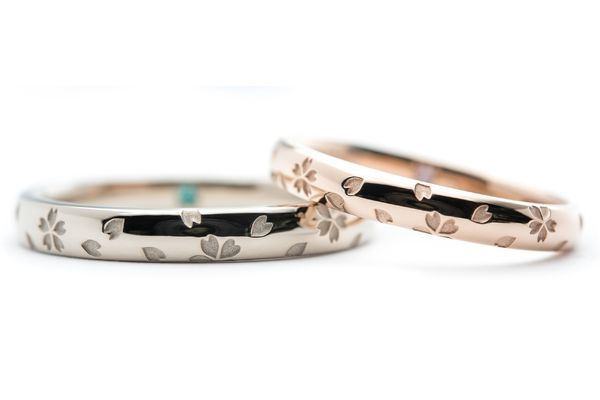 ハートの桜をレーザーで散りばめた結婚指輪