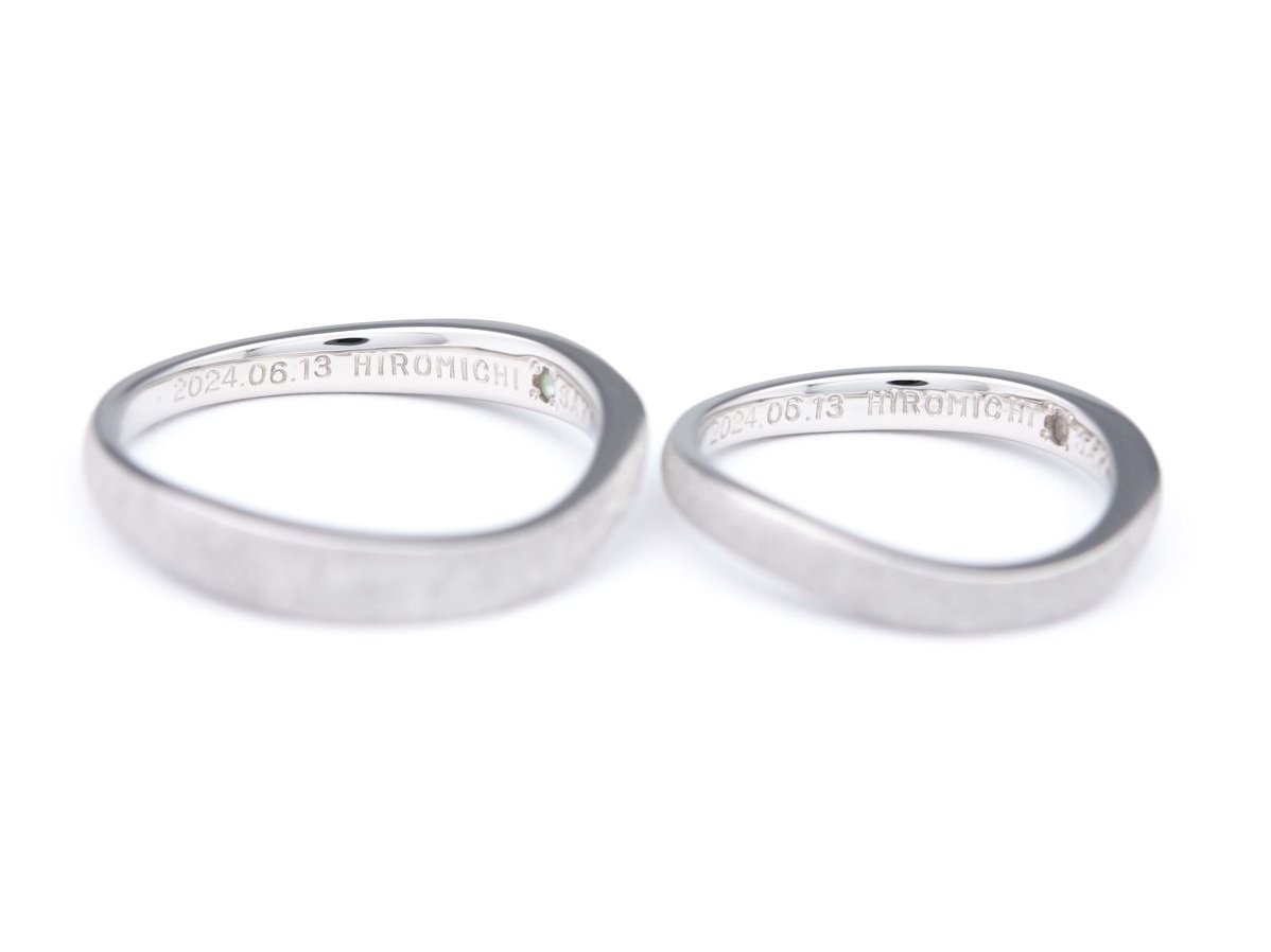 鏡面とスターダスト加工のコントラストがきれいな手作り結婚指輪 2