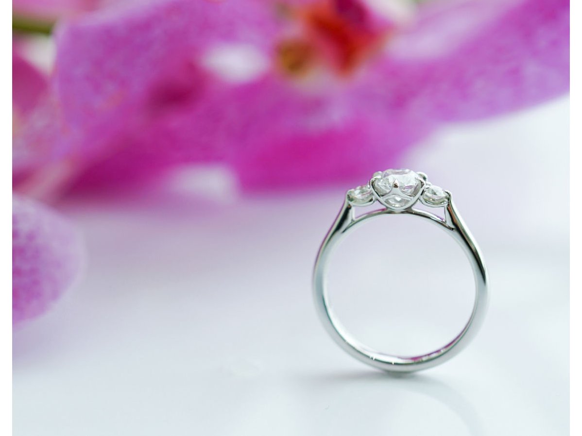 3つのダイヤモンドが華やかで美しいダブルサイドメレの婚約指輪 4