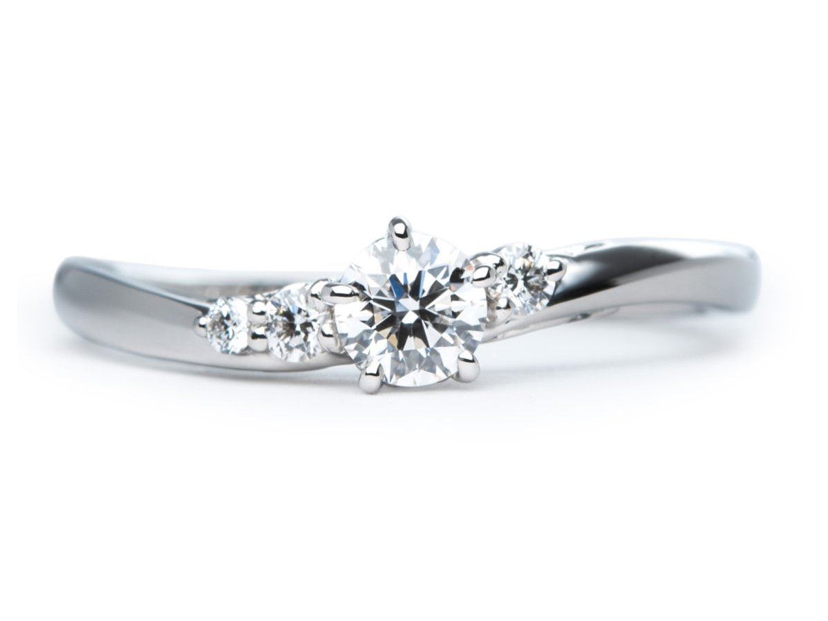 アイスブルーダイヤモンドを使用したひねりの結婚指輪とアシンメトリーデザインの婚約指輪のセットリング 2