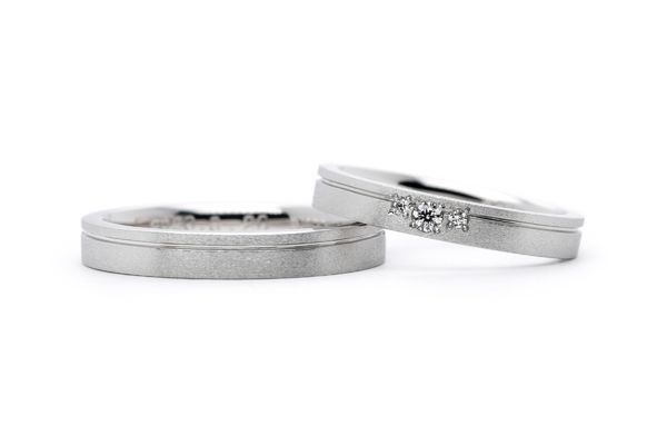 キラキラの加工が素敵な平打ちのおしゃれな結婚指輪
