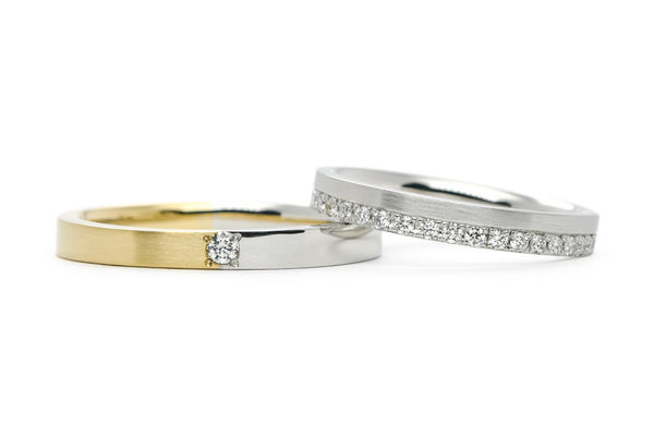 スタイリッシュな平打ちのコンビネーションとハーフエタニティの結婚指輪