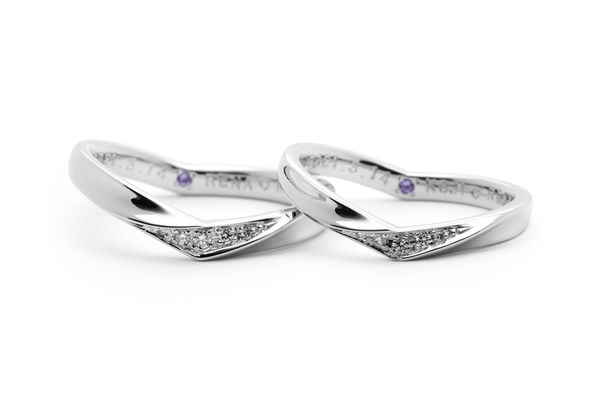 置いた時にハートに見える手作り結婚指輪