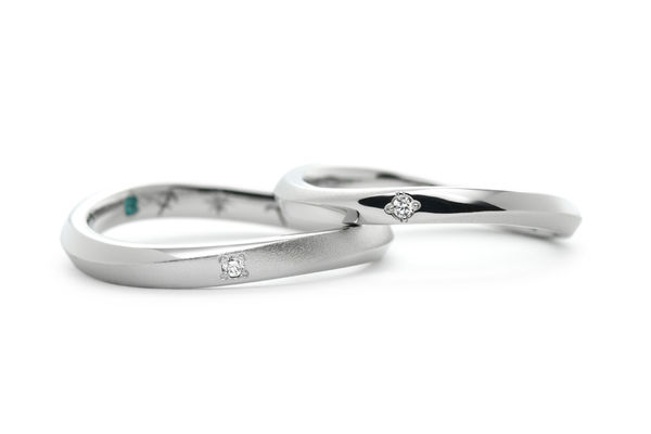 ウェーブひねりにそれぞれ加工を施した手作り結婚指輪