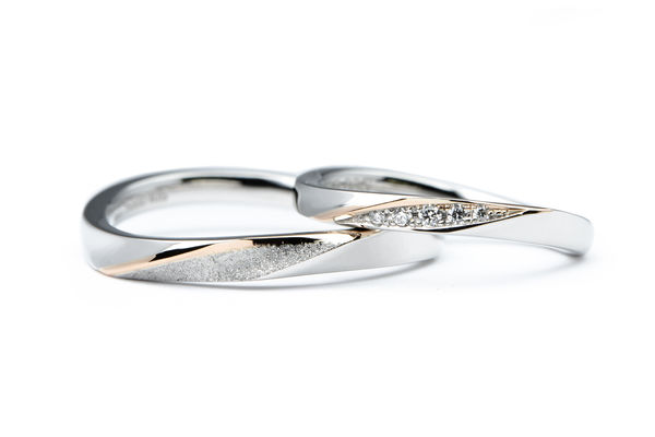 S字ウェーブに赤い糸加工のオーダーメイド結婚指輪