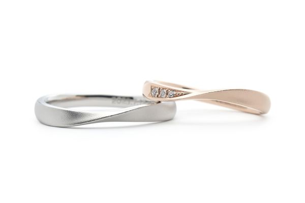 メビウスの輪のようなウェーブの手作り結婚指輪