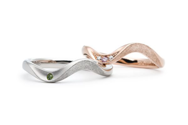大胆なウェーブにスターダスト加工を施した手作り結婚指輪