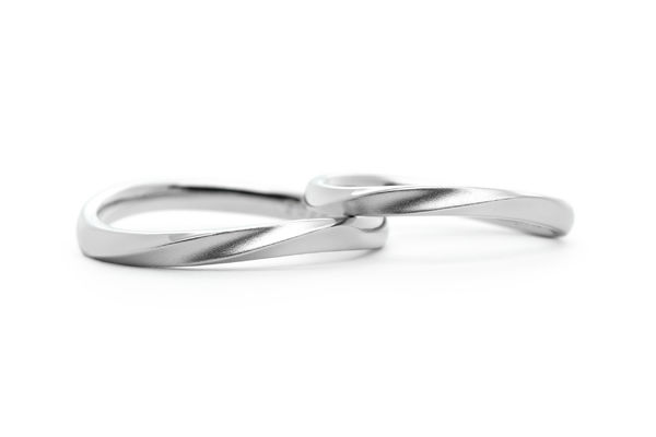 シンプルなウェーブふたひねりの手作り結婚指輪