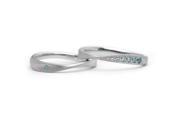 ブルーのダイヤモンドをアクセントにしたひとひねりの手作り結婚指輪