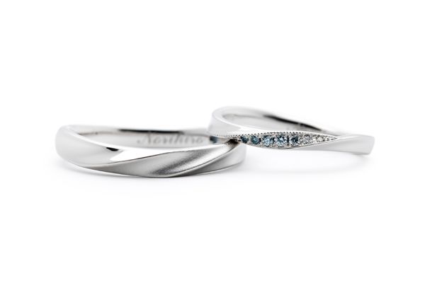 滑らかなウェーブにブルーのダイヤが輝く手作り結婚指輪