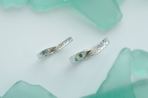 V字のハワイアンデザインにブルーダイヤが輝く手作り結婚指輪