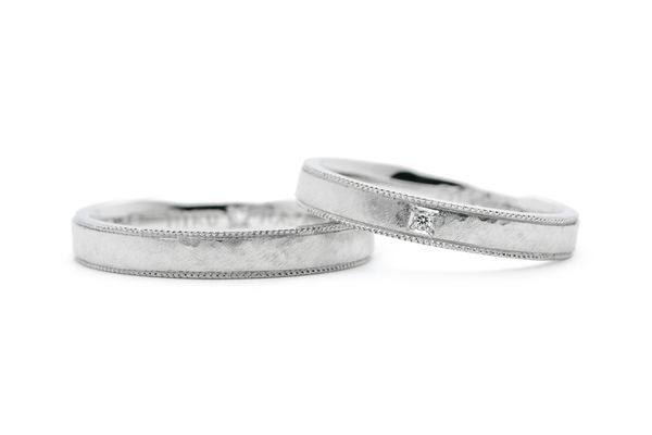 細かいミルとアンティークの手作り結婚指輪