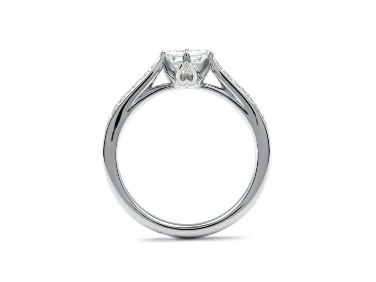 ラインメレが華やかなプリンセスカットダイヤモンドの婚約指輪 2