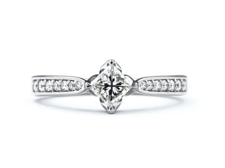 プリンセスカットの婚約指輪