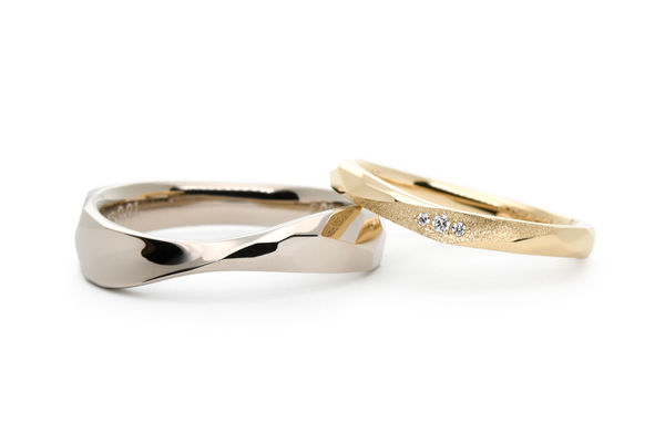 ボリュームのあるウェーブと細身のVシェイプの手作り結婚指輪