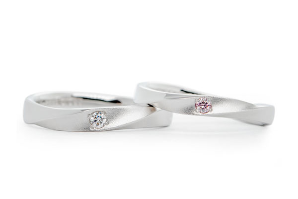 ダイヤモンド&ピンクダイヤモンドがポイントのふたひねりの手作り結婚指輪
