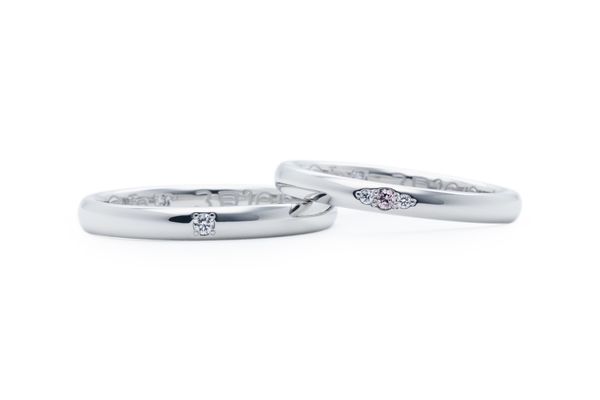 シンプルな甲丸にピンクダイヤモンドが輝く手作り結婚指輪