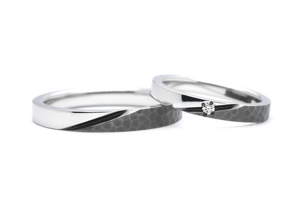 ハンマー加工とブラックメッキのスタイリッシュな手作り結婚指輪