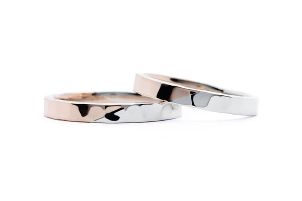 コンビネーションにつやのある槌目加工を施した手作り結婚指輪