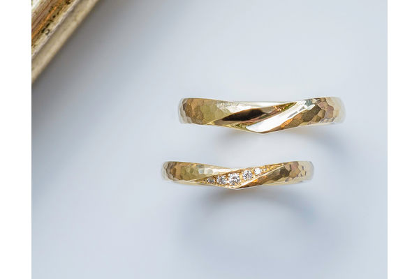 槌目模様とVシェイプのおしゃれな手作り結婚指輪