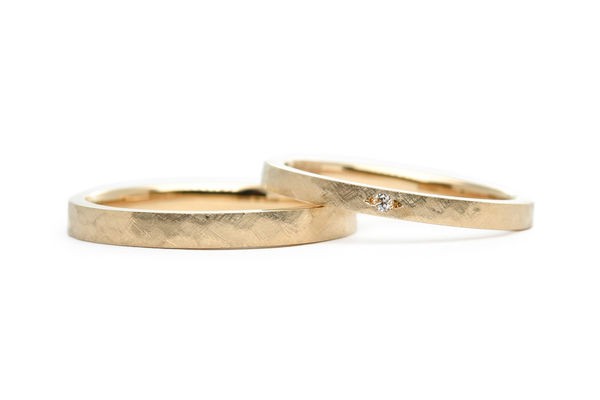 アンティークな槌目加工を施した手作り結婚指輪