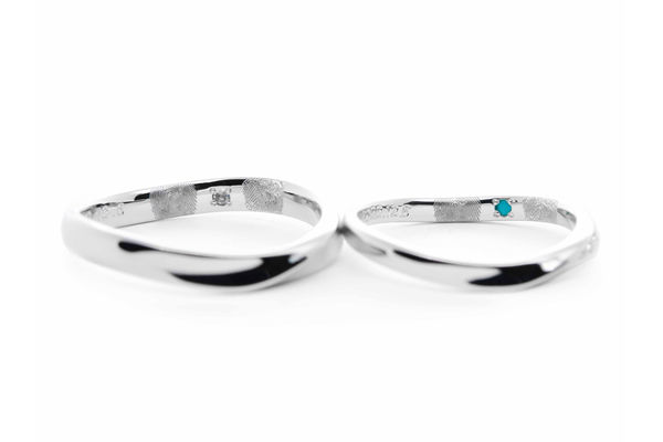 ふたひねりのデザインに指紋を彫りこんだオーダーメイド結婚指輪