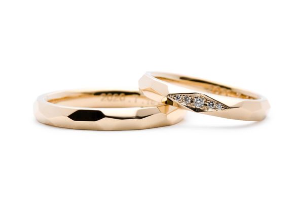 ファセットリングにダイヤモンドを留めた手作り結婚指輪