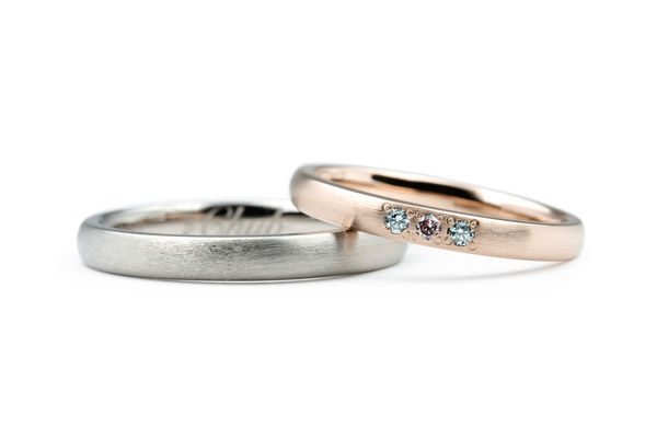 ピンクダイヤモンドとアイスブルーダイヤモンドを使ったオーダーメイド結婚指輪