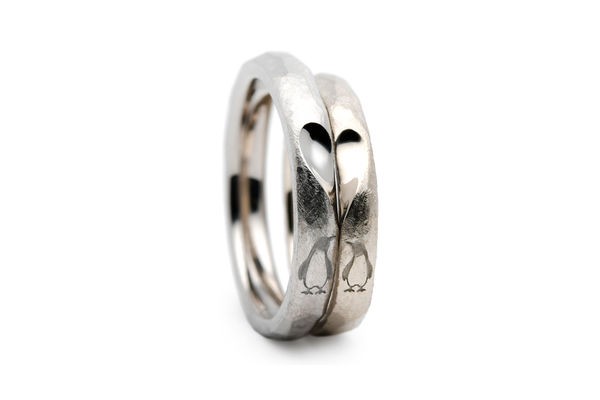 アンティーク加工を施したペンギンの手作り結婚指輪