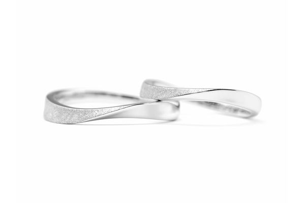 鏡面とスターダスト加工のコントラストがきれいな手作り結婚指輪