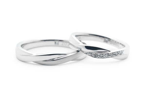 リボンが重なり合うようなひねりの手作り結婚指輪