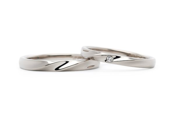 ホワイトゴールドで作るふたひねりの手作り結婚指輪