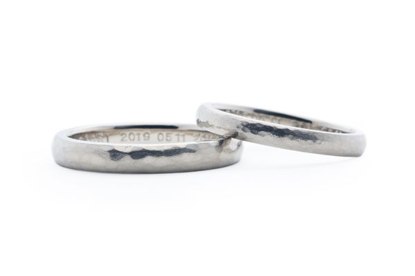 アンティークと粗めのハンマー加工の手作り結婚指輪