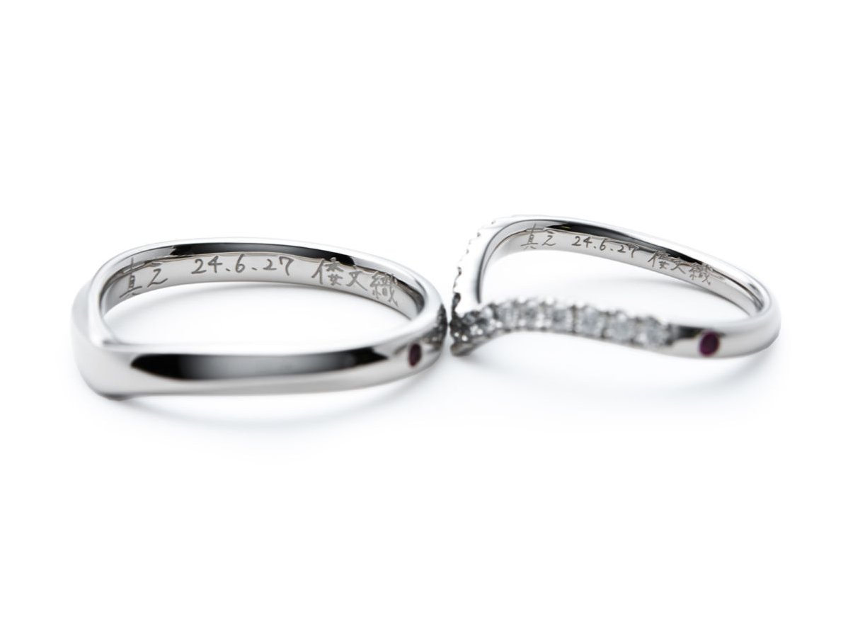 V字シルエットのふたひねりとハーフエタニティの結婚指輪 2