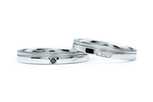 マット加工とダイヤモンドがポイントになったプラチナの結婚指輪