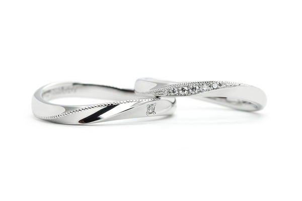 流れるようなミルのラインが入ったふたひねりの手作り結婚指輪