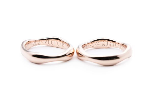 ローズゴールドで作る雲のようなシルエットの結婚指輪