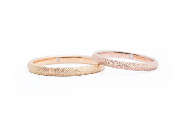 羽のような加工の手作り結婚指輪