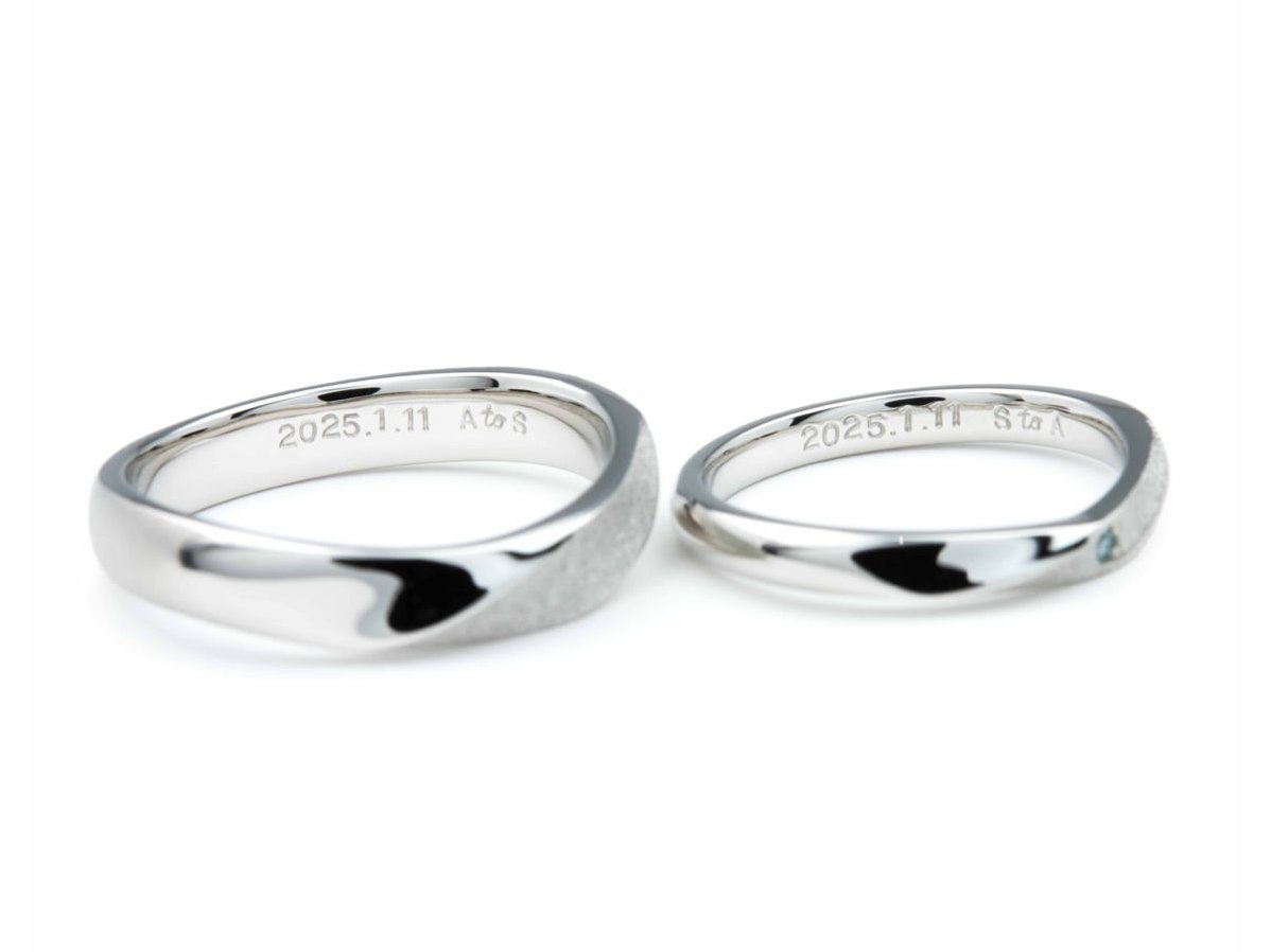 U字とV字のふたひねりにスターダスト加工を組み合わせた結婚指輪 2