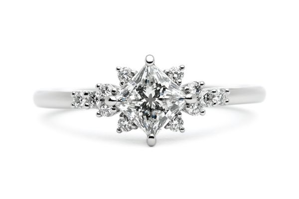 大きなプリンセスカットのダイヤの手作り婚約指輪