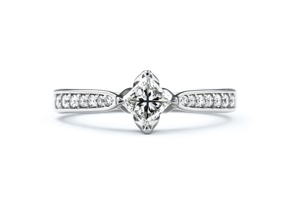 ラインメレが華やかなプリンセスカットダイヤモンドの婚約指輪