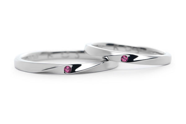 レッドスピネルを留めたふたひねりの手作り結婚指輪
