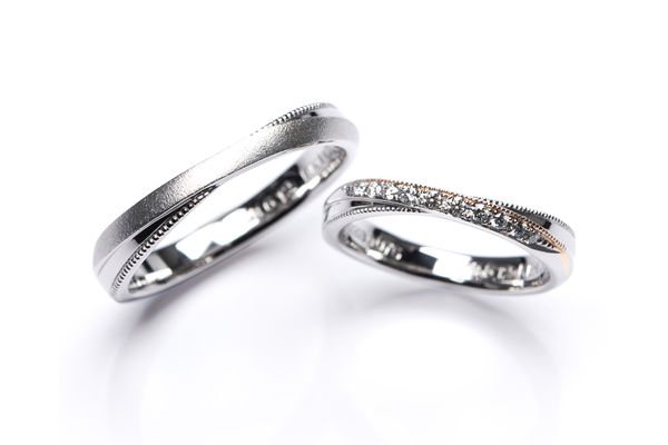 加工のラインとミルのラインが入った手作り結婚指輪