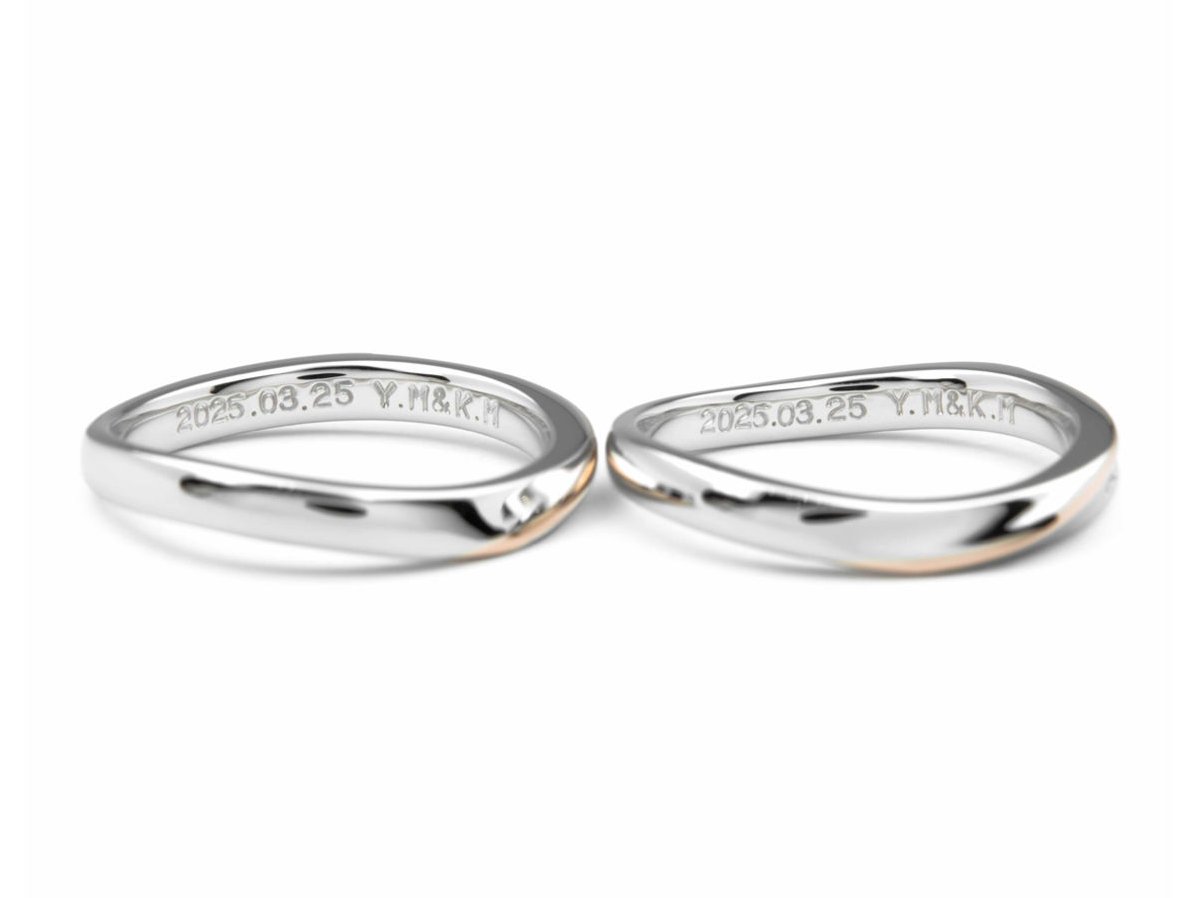 赤い糸とアイスブルーダイヤモンドがオシャレな結婚指輪 2