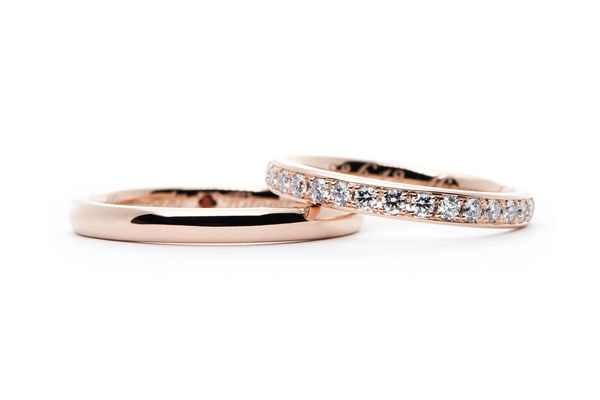 ローズゴールドを使用したエタニティリングとシンプルな甲丸をペアにした手作り結婚指輪